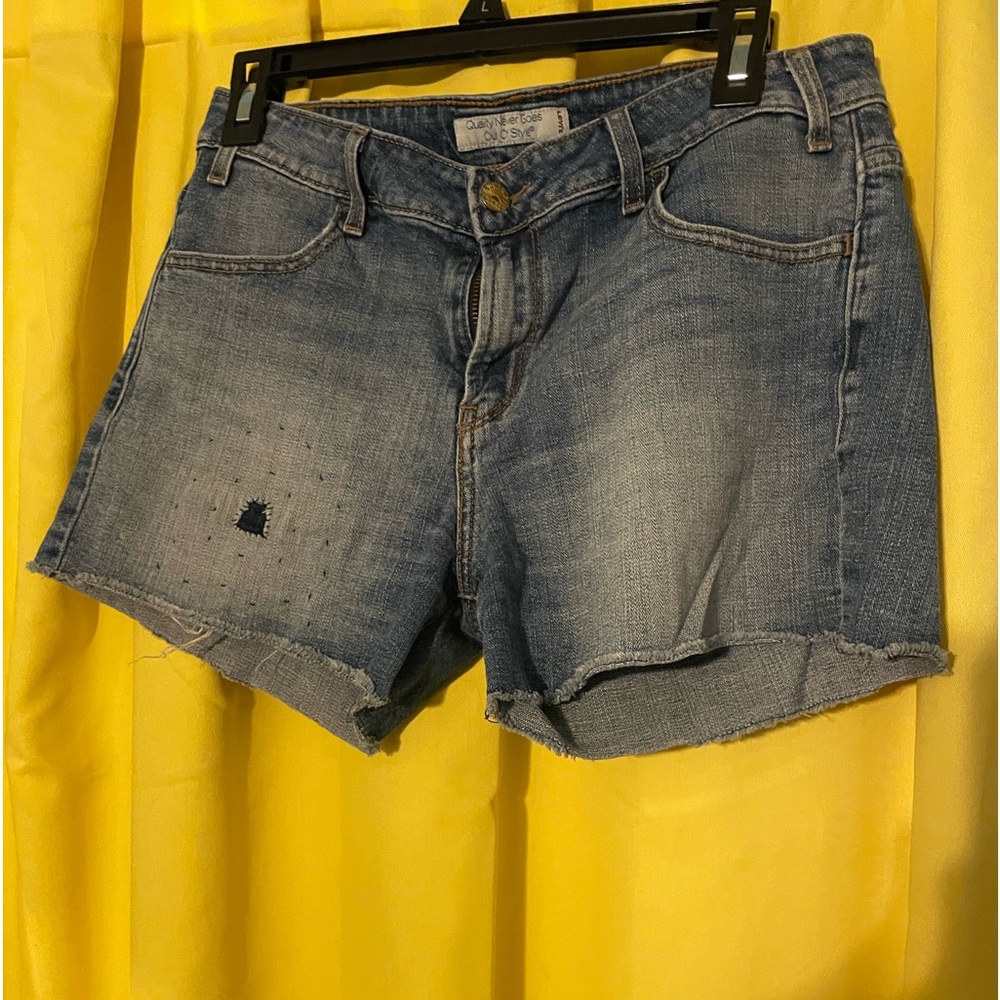 Women’s size 8 Levi’s premade cut off jean shorts